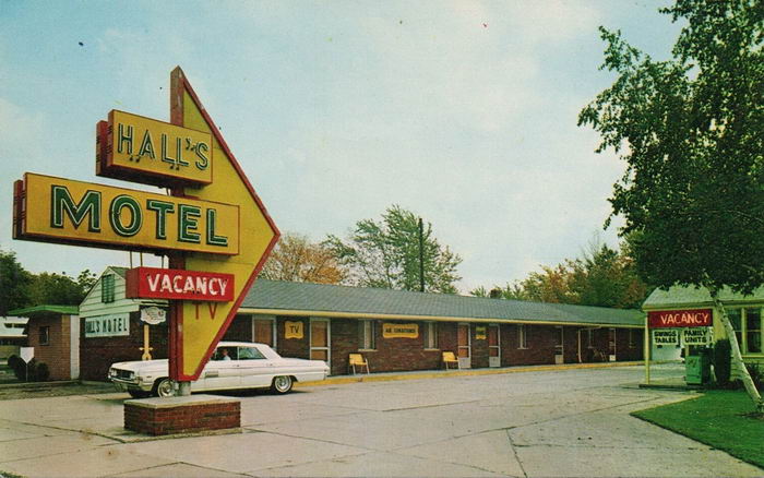 Halls Motel (Michigan Motel, Halls Mountain Cabins) - Old Postcard Photo (newer photo)